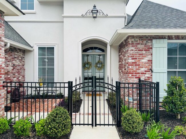 9D125679-0AD6-4515-B0D1-0DEFAFA8D81F Large Aluminum Courtyard Fence and Gate