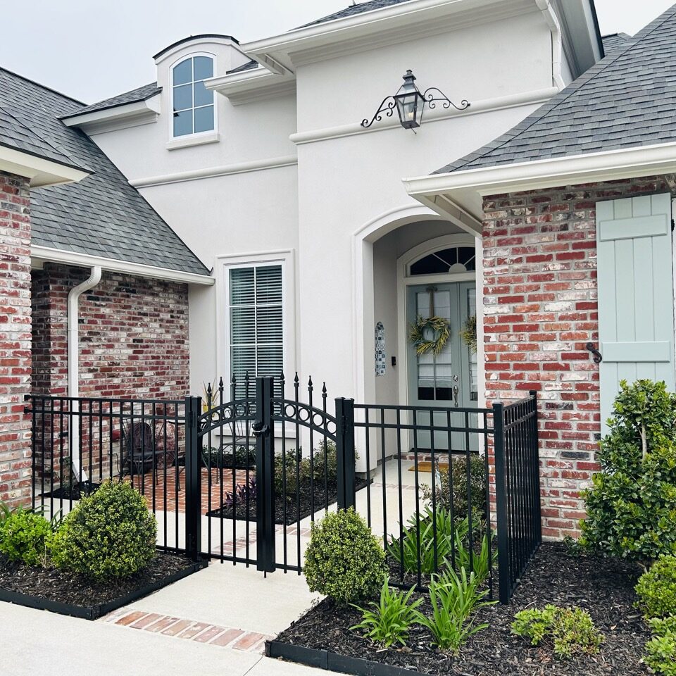 Aluminum Courtyard Fence and Gate